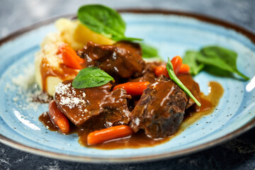 beef with mashed potato and vegetables