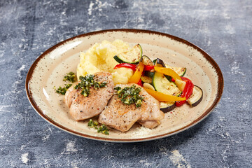 chicken with mashed potato and vegetables