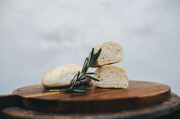 Pan gourmet. Pan artesano. Hogazas de pan blanco. Bocadillo de pan. Panadería artesana.