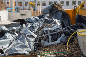 Auf der Baustelle: Recycling von altem Baumaterial wie Altmetall, Schrott, Kunststoffe 