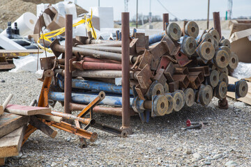 Auf der Baustelle: Gestapelte Bau Stützen für Stahl Betonschalungen und Geschossdecken für einen...