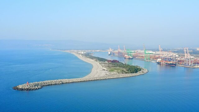 Porto di Gioia Tauro in Calabria