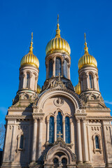 Fototapeta na wymiar View towards the Russian-othodox chapel of Wiesbaden / Germany with its gilded onion domes 
