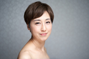真面目な表情の中年の日本人女性wall Mural Wallpaper Murals Mapo 真面目な表情の中年の日本人女性wall Mural Wallpaper Murals Mapo