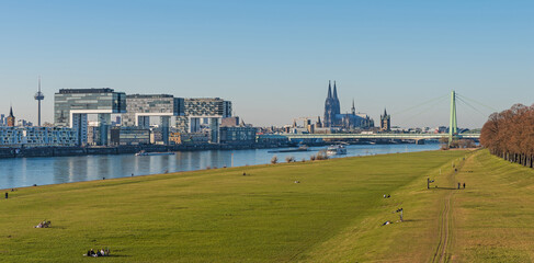 Köln – Kranhäuser und Dom; Deutschland 