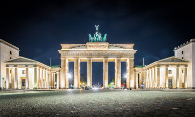 Obraz premium Brandenburg gate at twilight in summer, Berlin