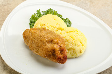 Crispy chicken cutlet with mashed potato