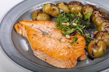 Roasted salmon fillet with vegetables