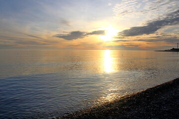 Obraz premium Sunset on the Black Sea coast of the Caucasus in February.
