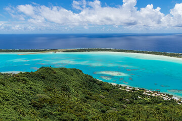 Fototapeta na wymiar Montagne et lagon vue du ciel à Maupiti, Polynésie française