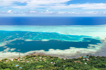Lagon et village vue du ciel à Maupiti, Polynésie française