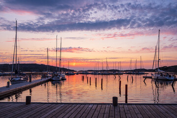 Fototapeta na wymiar Sonnenuntergang im Hafen von Fjällbacka in Schweden