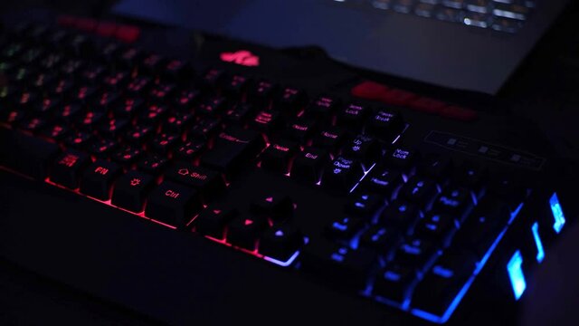 ゲーミングパソコンの七色に光るキーボード