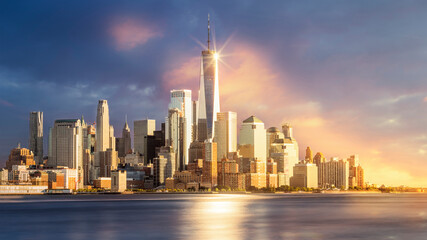 Fototapeta na wymiar a magnificent view of Lower Manhattan and the financial district at sunset, New York City