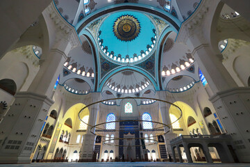 Obraz premium (Istanbul - Turkey 22 February 2021) It is the largest mosque in the history of the Republic. It is a mosque with a capacity of 63 thousand people and 6 minarets.