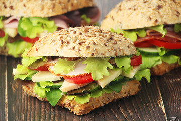 Sandwiches with whole grain bread, ham and vegetables