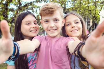Happy best friends kids taking selfie outdoors in garden party - 418108796
