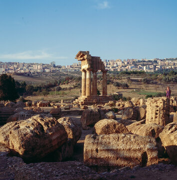 Agrigento. Valle dei Templi.T empio di Castore e Polluce sullo sfondo della citt&agrave;.