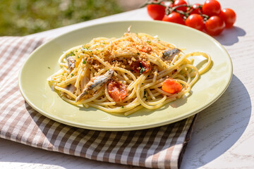 Spaghetti con sardine e pomodorini, cucina italiana, fuoco selettivo