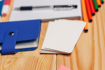 desktop multicolored markers glasses office close-up glasses