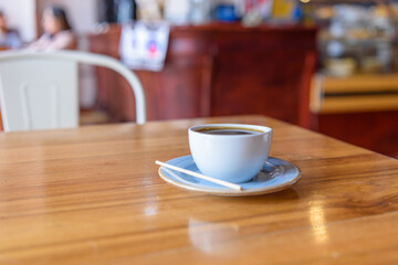 cafe, sobre mesa de madera en ambiente cálido