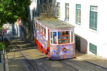 Gloria Funicular (Ascensor da Gloria) is a funicular railway line in Lisbon, Portugal. It connects Pombaline downtown with Bairro Alto.  - obrazy, fototapety, plakaty