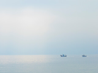 Paisaje marino con embarcaciones cruzando por el horizonte