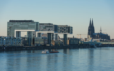 Obraz premium Köln – Kranhäuser und Dom; Deutschland 