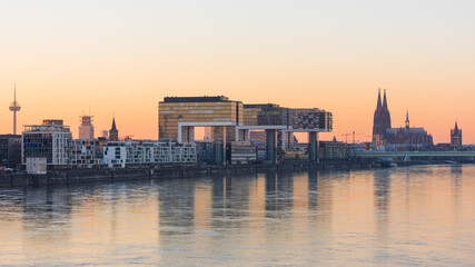 Köln – Kranhäuser und Dom bei Sonnenuntergang; Deutschland 