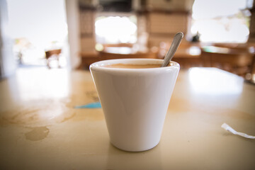 Taza de café con fondo cálido