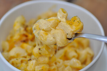 cheese macaroni, macaroni with cheese topping