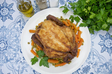 poulet rôti et petits pois carottes dans une assiette