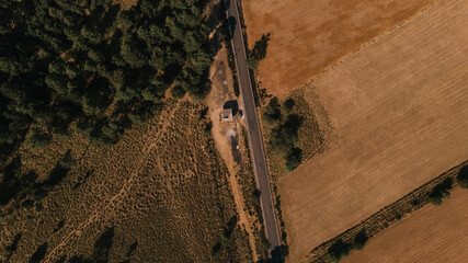 Aerial photograph of Villa del Carbón, State of Mexico, there are trees, cultivated land, the road and some cars.