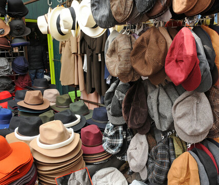 Sombreros de fieltro y gorras a la venta en un mercadillo al aire libre 