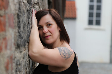 Frau vor altem Gebäude