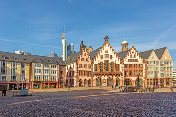 Obraz premium Panoramic view over historic Frankfurt Römer square with city hall, cobblestone streets and old half-timbered houses in morning light