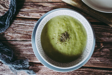 Bol de soupe veloutée de poireaux au basilic sur la table de la cuisine