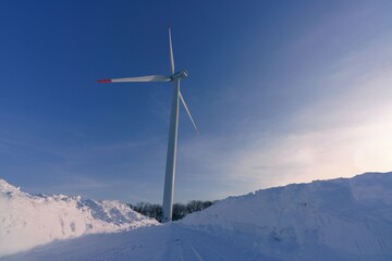 Fototapeta na wymiar 雪景色の風力発電