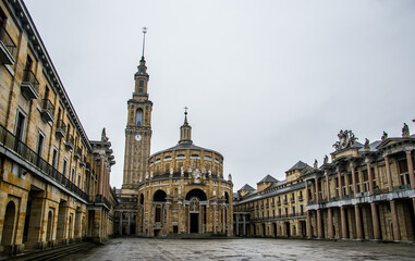 Obraz premium Iglesia de la antigua Universidad Laboral de Gijón, Asturias en el gran espacio central de este conjunto edificado