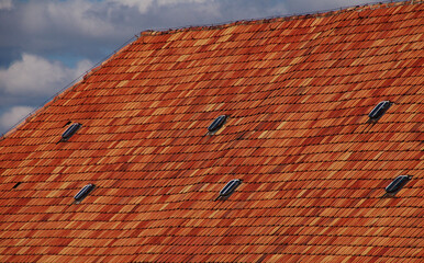 Sehr altes Schiefes Dach mit Roten Ziegeln und Fenstern