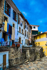 Fototapeta premium Detalles de las calles y casas de la aldea marinera de Lastres (España)