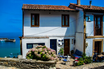 Detalles de las calles y casas de la aldea marinera de Lastres (España) © Franjagoher