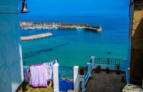 Vista del muelle de la localidad pesquera de Lastres (Espa&ntilde;a) con ropa tendida y verjas propias de miradores
