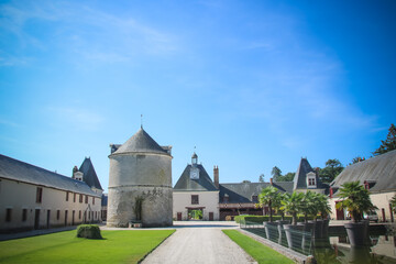 Fototapeta na wymiar Le château de Cheverny est un château de la Loire français situé en Sologne, sur la commune de Cheverny, dans le département de Loir-et-Cher et la région Centre-Val de Loire. Haut lieu touristique.