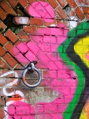 Graffiti na starym murze z okuciem. - obrazy, fototapety, plakaty