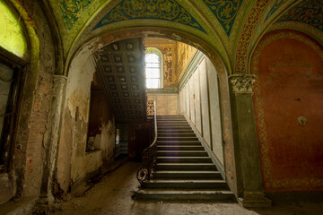 Fototapeta na wymiar Treppenhaus und Portal in einem versunkenen Palast führt ins Licht