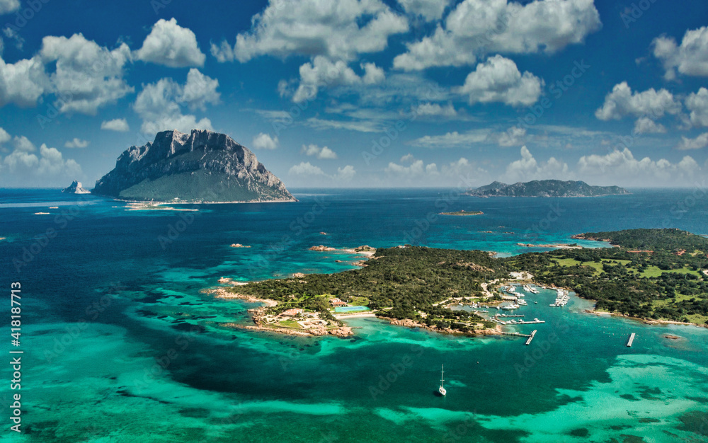 Wall mural l isola di tavolara con l isola piana e isola cavalli, sardegna, porto san paolo