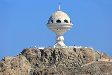 Maskat der Weihrauchkessel in Muskat die Hauptstadt des Omans. Eine schöne Ansicht von Maskat und ein blauer Himmel.