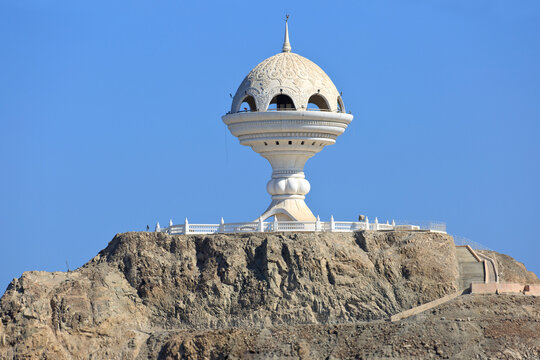 Maskat der Weihrauchkessel in Muskat die Hauptstadt des Omans. Eine sch&ouml;ne Ansicht von Maskat und ein blauer Himmel.