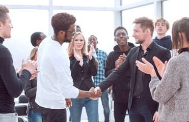 Obraz premium group of happy young people applauding their leaders